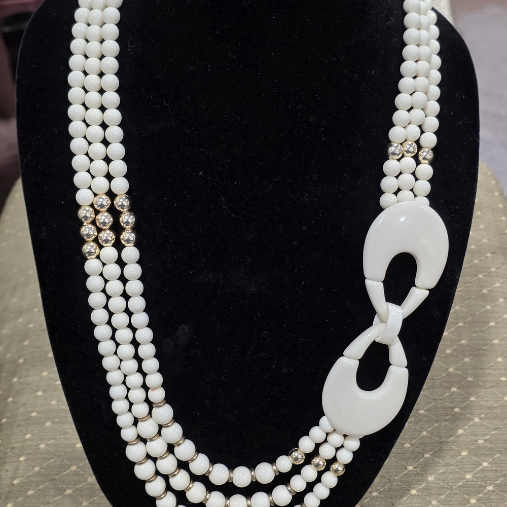 Unique Vintage White & Gold Necklace